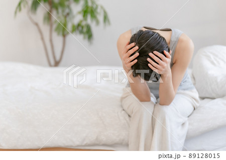女性　ミドル　ベッド　体調不良 89128015