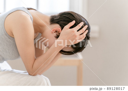 女性　ミドル　ベッド　体調不良 89128017
