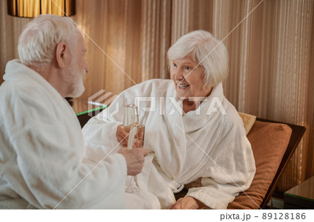 A senior couple celebrating their marriage anniversary and looking happy 89128186