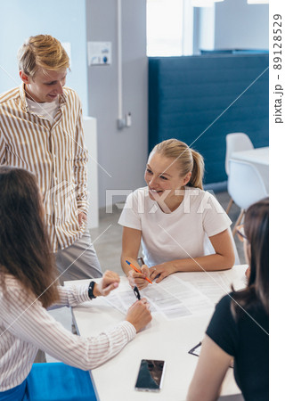 People Having Meeting Around Table In Office. 89128529