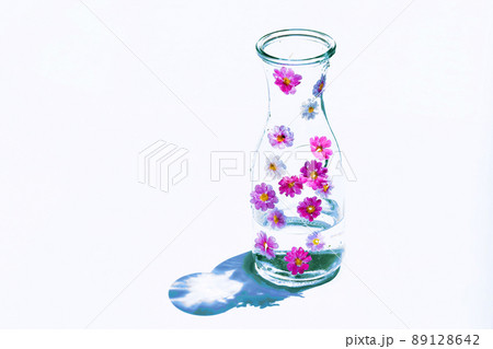 白バックにさくら草の花びらのボトルと影 89128642