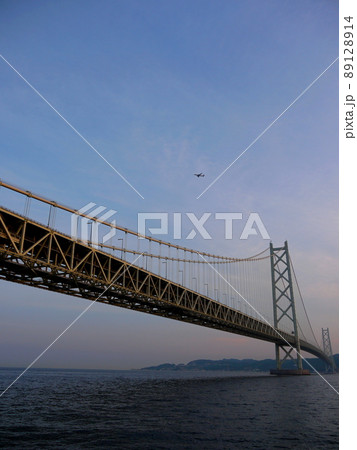 明石海峡大橋の上空を飛ぶ飛行機 89128914