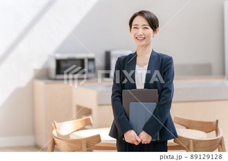 不動産 ビジネス 案内 女性 不動産 ビジネス 案内 女性 89129128