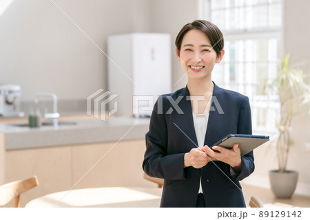 不動産　ビジネス　案内　女性 89129142