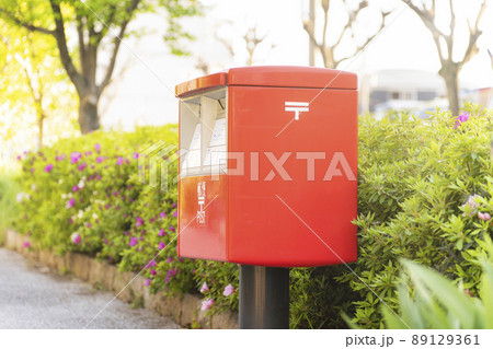 赤い 郵便ポスト 爽やかな朝 赤い 郵便ポスト 爽やかな朝 89129361