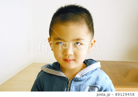 上を見つめて何かを企む男の子 89129458