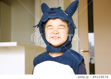 お遊戯の衣装姿で目をつぶって喜ぶ男の子 お遊戯の衣装姿で目をつぶって喜ぶ男の子 89129678