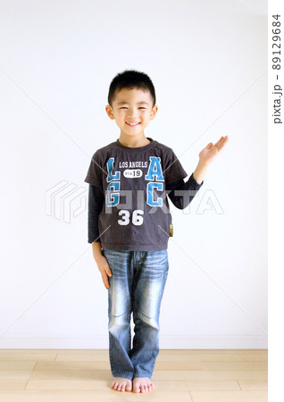 ご案内のポーズをする男の子 ご案内のポーズをする男の子 89129684