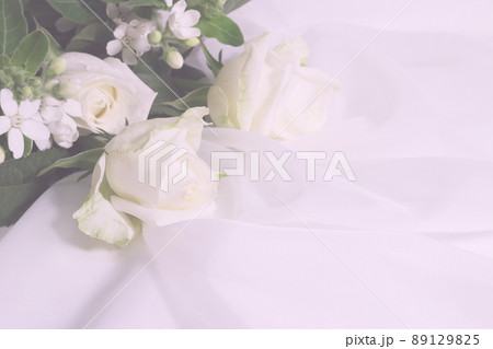 白いバラの花と星型の花ホワイトスターと白い布の背景素材 白いバラの花と星型の花ホワイトスターと白い布の背景素材 89129825