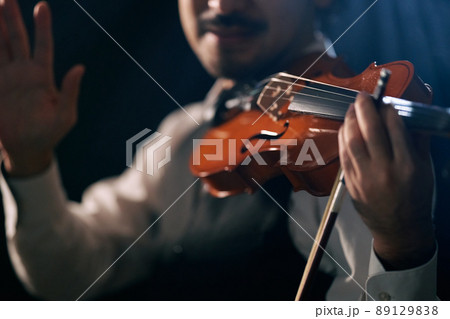 髭のバイオリニスト 89129838