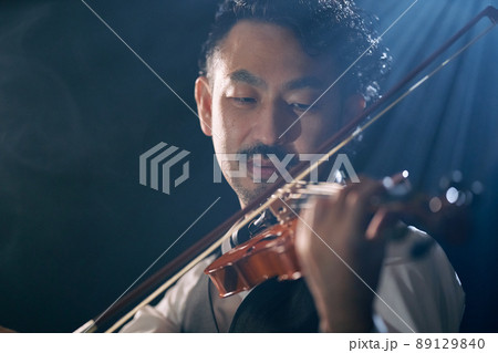 髭のバイオリニスト 89129840