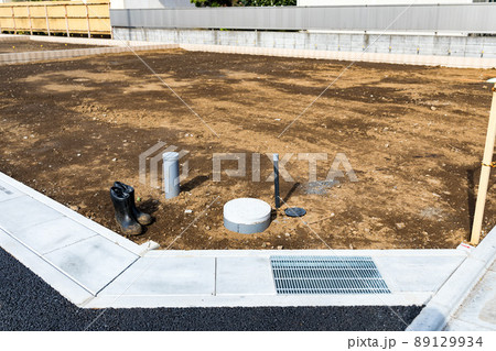 新築工事現場と長靴 89129934