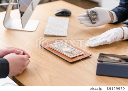 質屋　腕時計　対面　買取　お金　手元 89129970