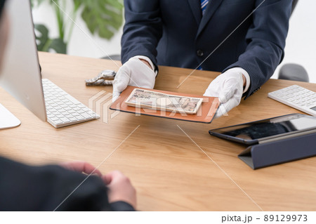 質屋　腕時計　対面　買取　お金　手元 89129973