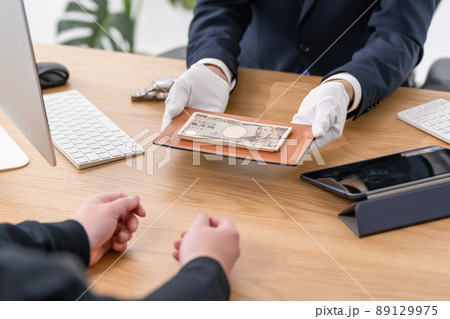 質屋　腕時計　対面　買取　お金　手元 89129975