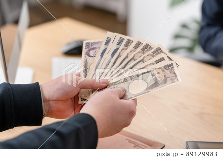 質屋　腕時計　対面　買取　お金　手元 89129983