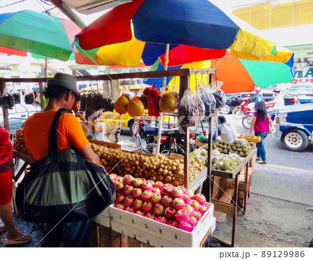 【フィリピン】イロイロシティのフルーツ屋台 89129986