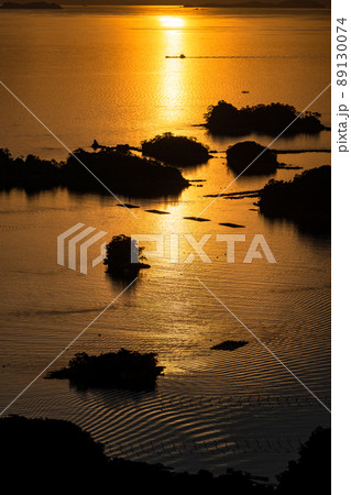 《長崎県》九十九島の夕暮れ・佐世保湾に浮かぶ島々 89130074
