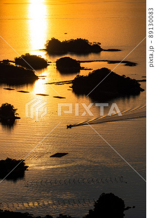 《長崎県》九十九島の夕暮れ・佐世保湾に浮かぶ島々 89130083
