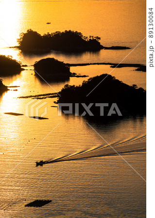 《長崎県》九十九島の夕暮れ・佐世保湾に浮かぶ島々 89130084