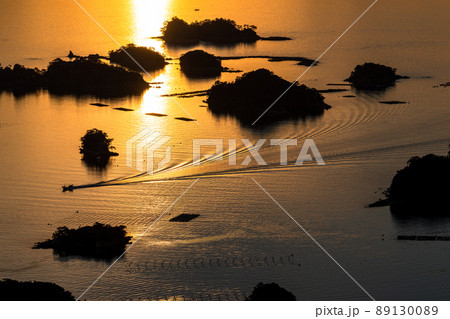 《長崎県》九十九島の夕暮れ・佐世保湾に浮かぶ島々 《長崎県》九十九島の夕暮れ・佐世保湾に浮かぶ島々 89130089