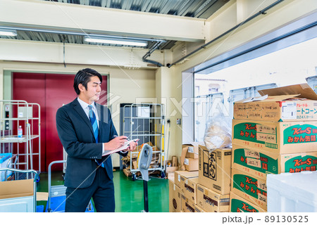 貨物の確認をするビジネスマン 89130525