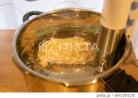 低温調理器で鶏ハムを作っている 低温調理器で鶏ハムを作っている 89130528
