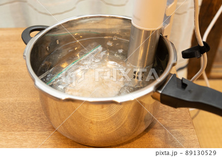 低温調理器で鶏ハムを作っている　 89130529