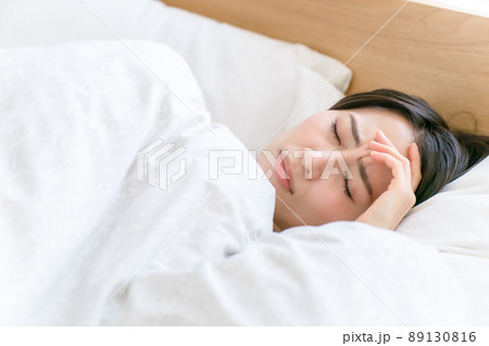 体調不良　低血圧　ベッド　女性 89130816