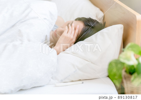 体調不良　低血圧　ベッド　女性 89130817