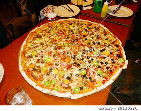 【フィリピン】イロイロシティの超巨大ピザ 89130836