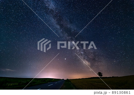 北海道・美瑛の星空・おばけの木と天の川 89130861