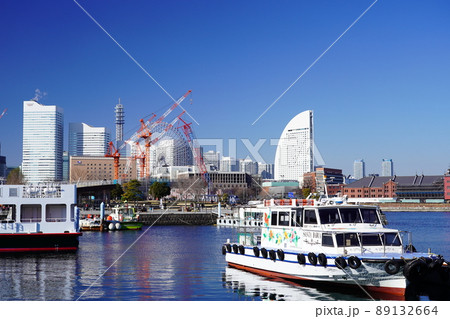 横浜港と観光船乗り場 89132664