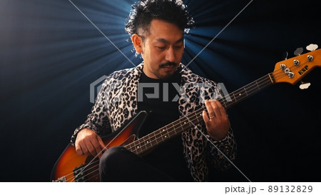 ベースを弾く豹柄ジャケットの髭男性 89132829