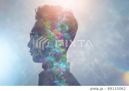 人物とネットワークをイメージしたCGの合成写真 人物とネットワークをイメージしたCGの合成写真 89133062