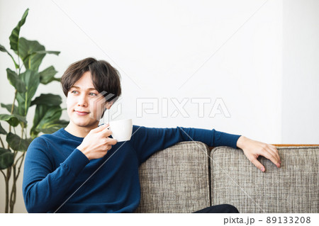 若い男性 コーヒー 若い男性 コーヒー 89133208