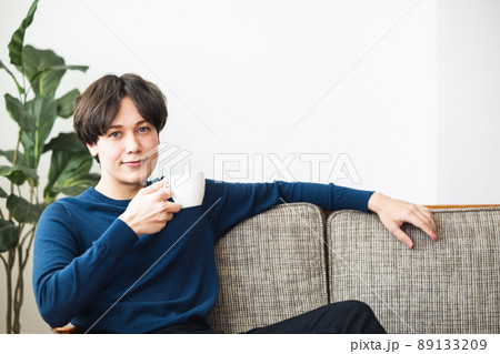 若い男性 コーヒー 若い男性 コーヒー 89133209