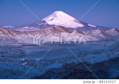 《神奈川県》富士山と積雪の箱根芦ノ湖・大観山の眺望 89133527