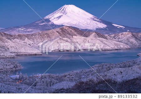 《神奈川県》富士山と積雪の箱根芦ノ湖・大観山の眺望 89133532
