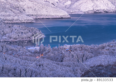 《神奈川県》積雪の箱根芦ノ湖・大観山の眺望 89133533