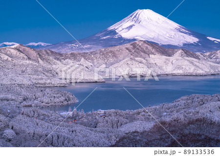 《神奈川県》富士山と積雪の箱根芦ノ湖・大観山の眺望 89133536