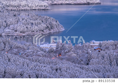 《神奈川県》積雪の箱根芦ノ湖・大観山の眺望 《神奈川県》積雪の箱根芦ノ湖・大観山の眺望 89133538