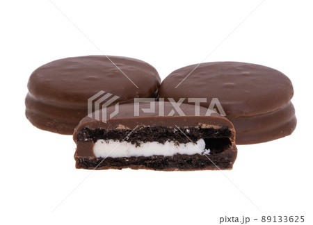 chocolate chip cookies with milk filling 89133625