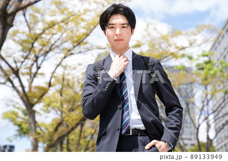 かっこいいビジネスマンのポートレート 屋外 室外 若い男性 かっこいいビジネスマンのポートレート 屋外 室外 若い男性 89133949