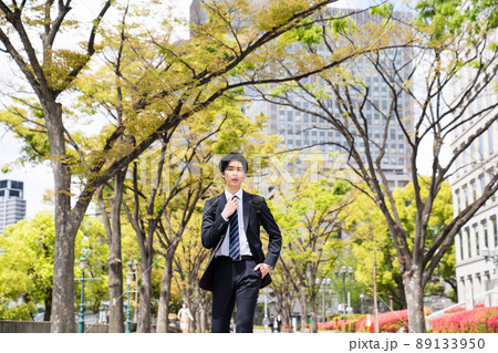 かっこいいビジネスマンのポートレート　屋外　室外　若い男性 89133950