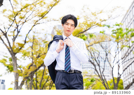 かっこいいビジネスマンのポートレート 屋外 室外 若い男性 かっこいいビジネスマンのポートレート 屋外 室外 若い男性 89133960