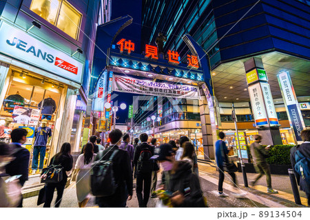 日本の川崎都市景観　川崎駅前の仲見世通りなどを望む（奥で銀柳街と交わる）＝4月22日 89134504