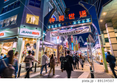 日本の川崎都市景観　川崎駅前の仲見世通りなどを望む（奥で銀柳街と交わる）＝4月22日 89134507