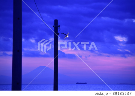 富士山を望む夕暮れの海と桟橋上の街灯 富士山を望む夕暮れの海と桟橋上の街灯 89135537