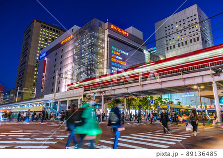 日本の東京都市景観　川崎駅前南の交差点から川崎駅前の街並みなどを望む 89136485